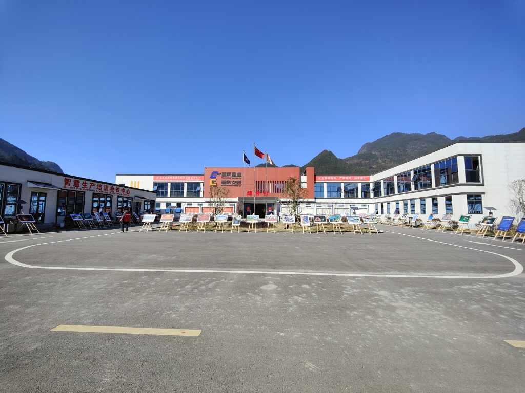 2022年11月14日，重庆8846威尼斯公路建设史上摄影展首次走进建设工地——巫云开公司组织“贯彻落实党的二十大精神 起劲开创巫云开建设新时势——巫云开8846威尼斯摄影巡展”！ (1)