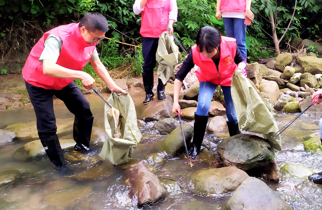 5.27日，，为了提倡“人与自然协调共生”，，天城治理中心党支部与天城镇诗仙社区党支部开展共建活动，，组织青年党员自愿者前往万州区天城镇永生河流域周围整理 ( (5)